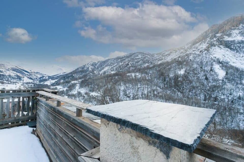 30m² terrace offering a 180° panoramic view of the mountains, not overlooked. (2)