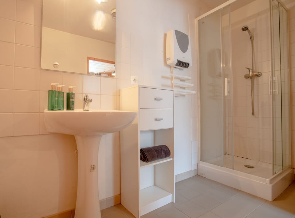 Practical ground floor bathroom: shower, washing machine and dryer for all comfort.
