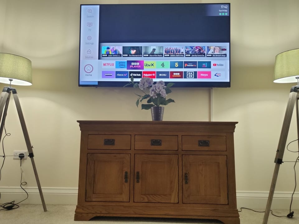 Lounge - 70" Smart TV
