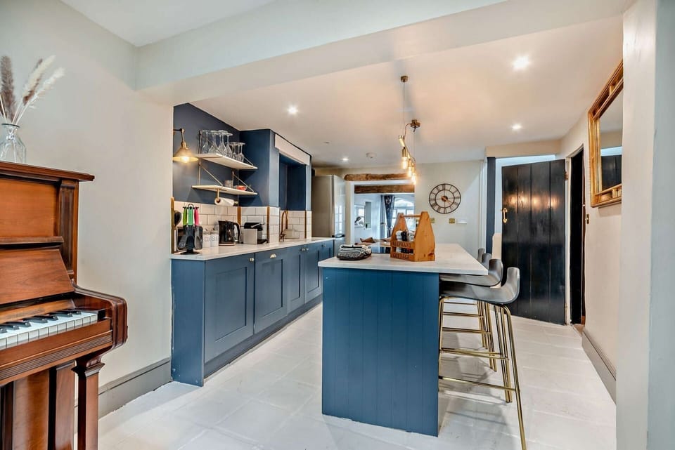 Elephant Cottage Kitchen - StayCotswold