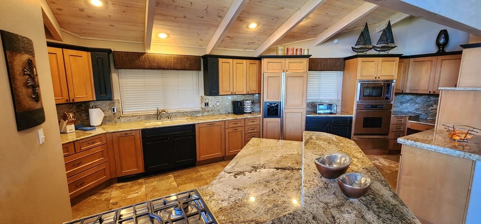 Kitchen and Breakfast Bar 