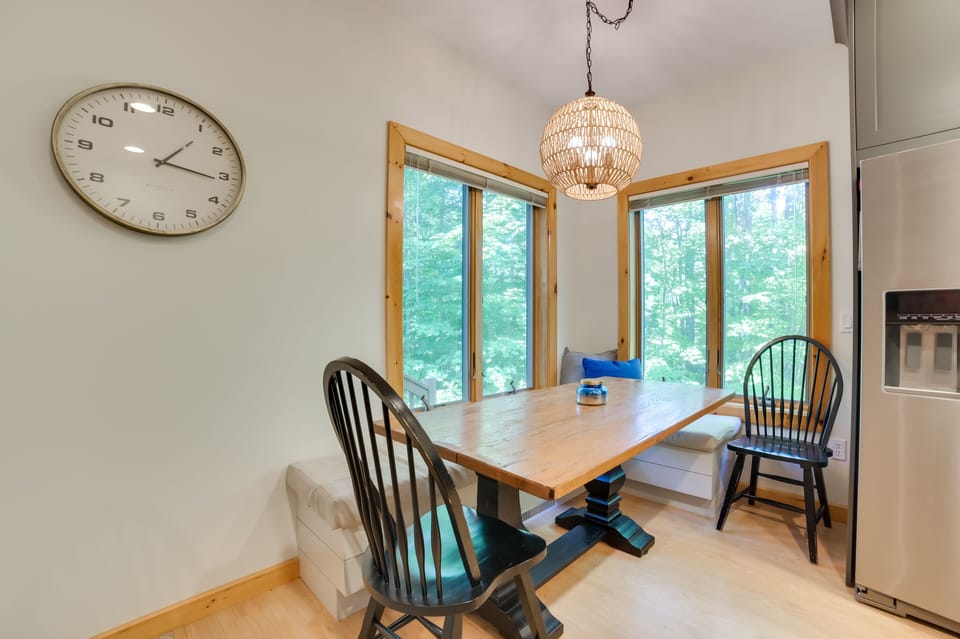 Dining Area | Dishware/Flatware Provided