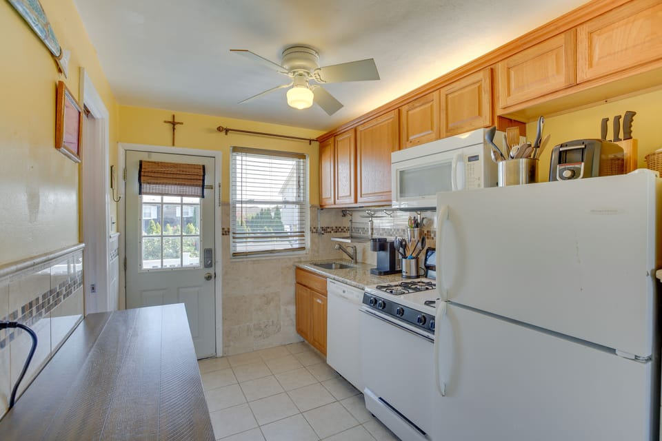 Kitchen | Dishware/Flatware Provided | Dishwasher | Cooking Basics