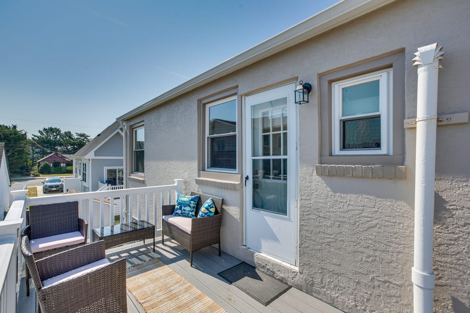 Deck | Free WiFi | Walk to Beach