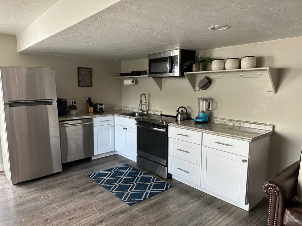 Sleepy Ridge Studio kitchen