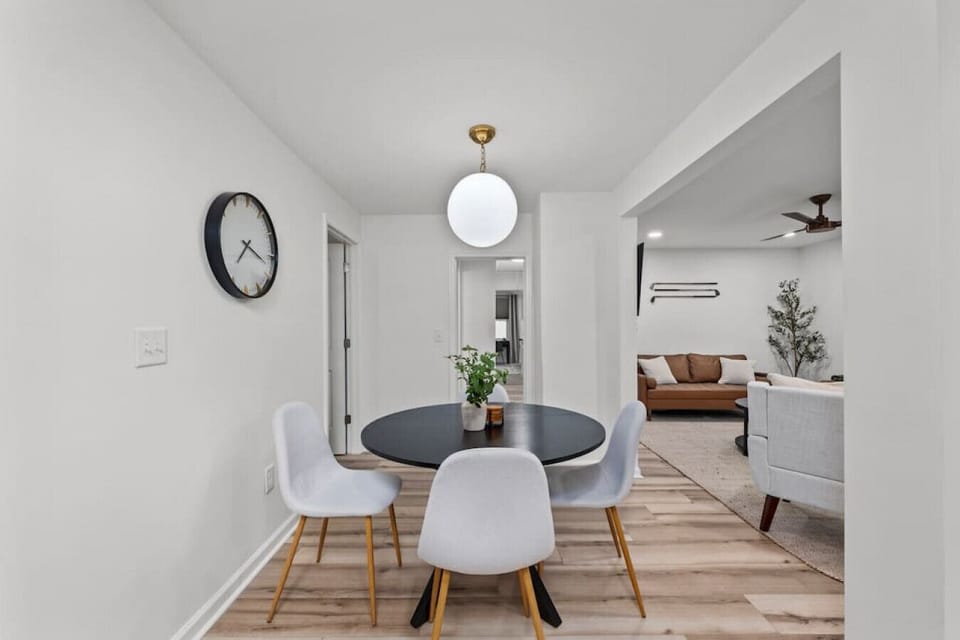 It`s dining time! Enjoy your meal!