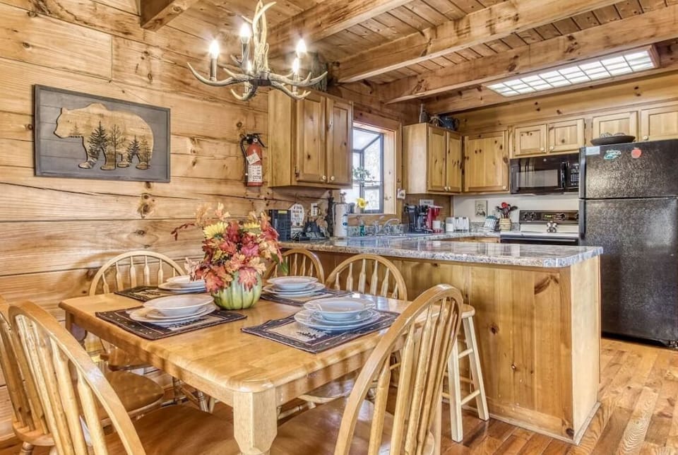 Complete with all the amenities of home, this kitchen makes family meals a breeze. With seating for 6 at the table and seating at the island at A Place in Time