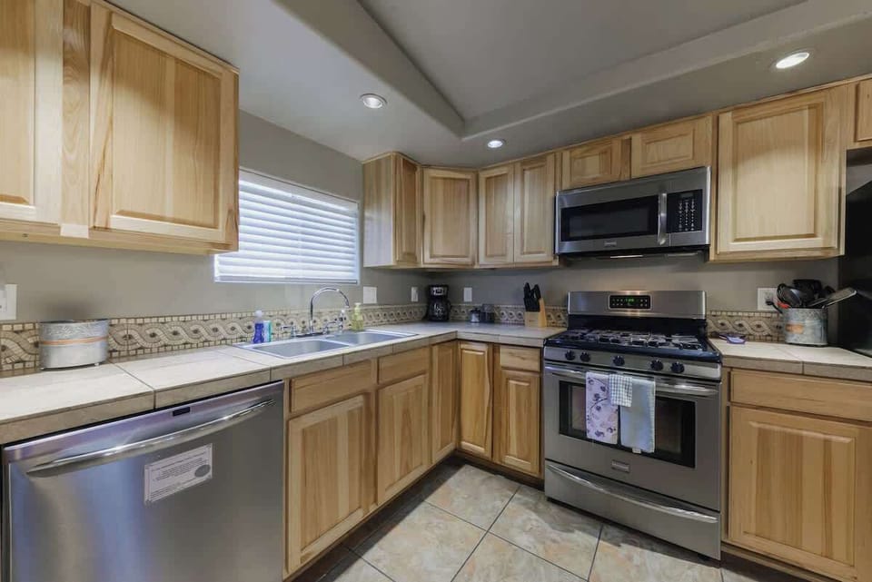 Fully stocked kitchen with family dining table — ideal for cooking, meals & game nights.