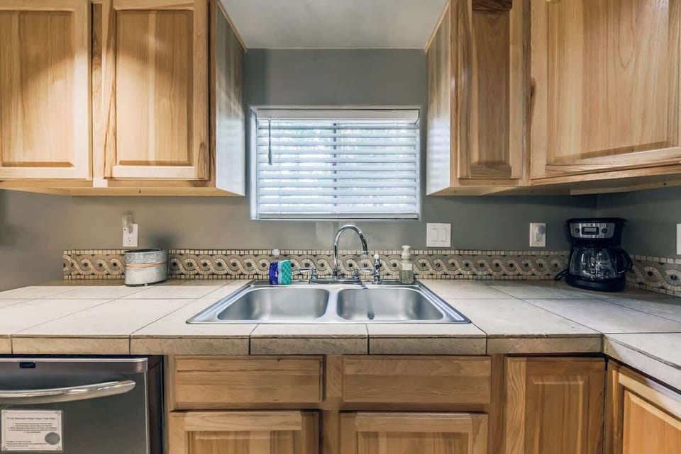 Fully stocked kitchen with family dining table — ideal for cooking, meals & game nights.