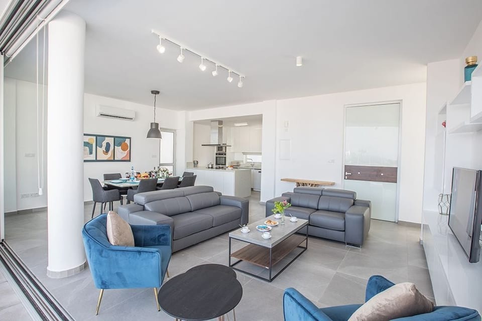 Living room with comfortale seating area and widescreen TV