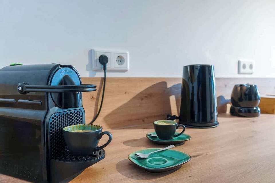 Wir stellen dir kostenlos einige Nespresso-Kapseln und verschiedene Teesorten zur Verfügung.