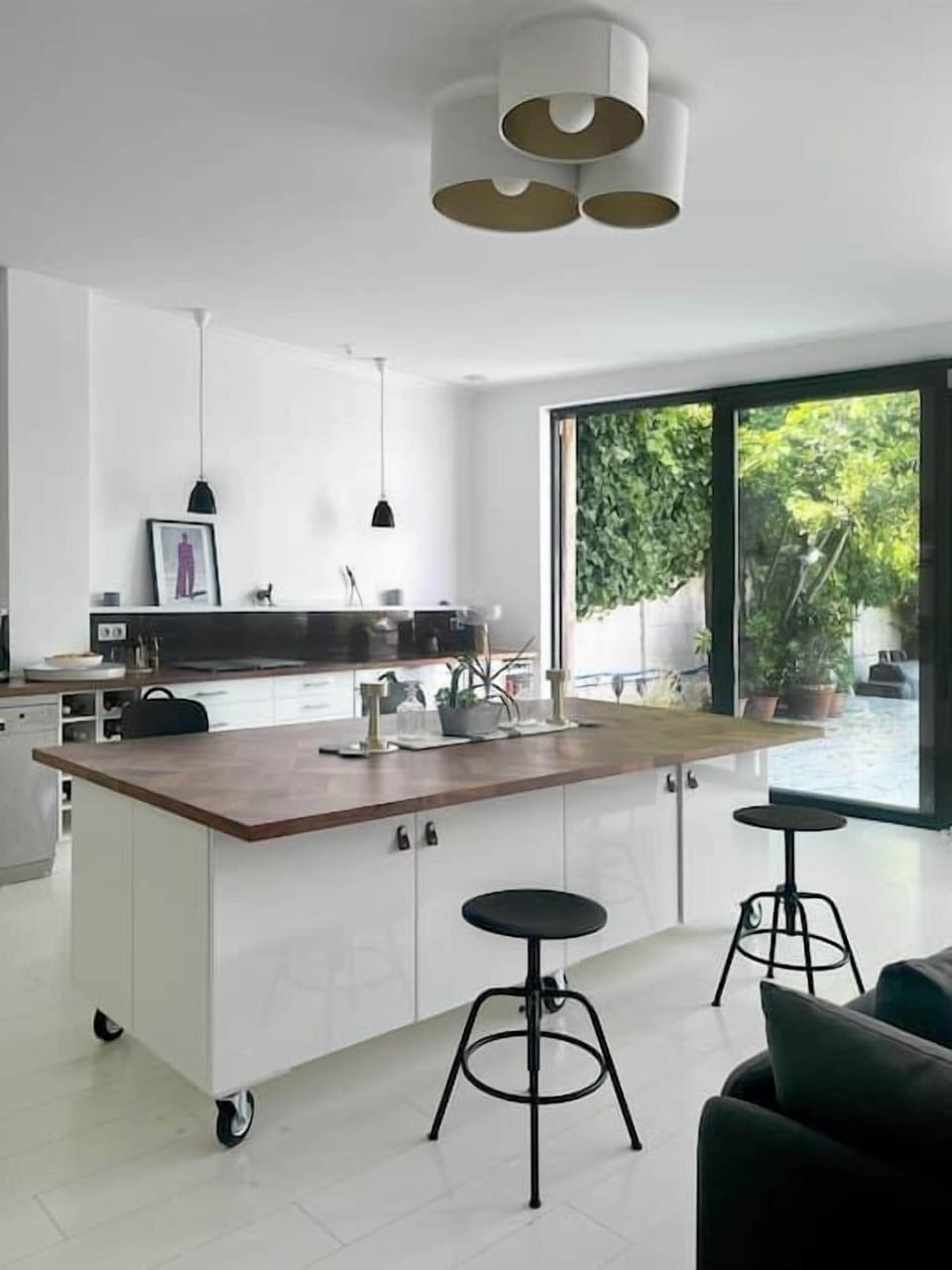 La cuisine vers la terrasse sur jardin