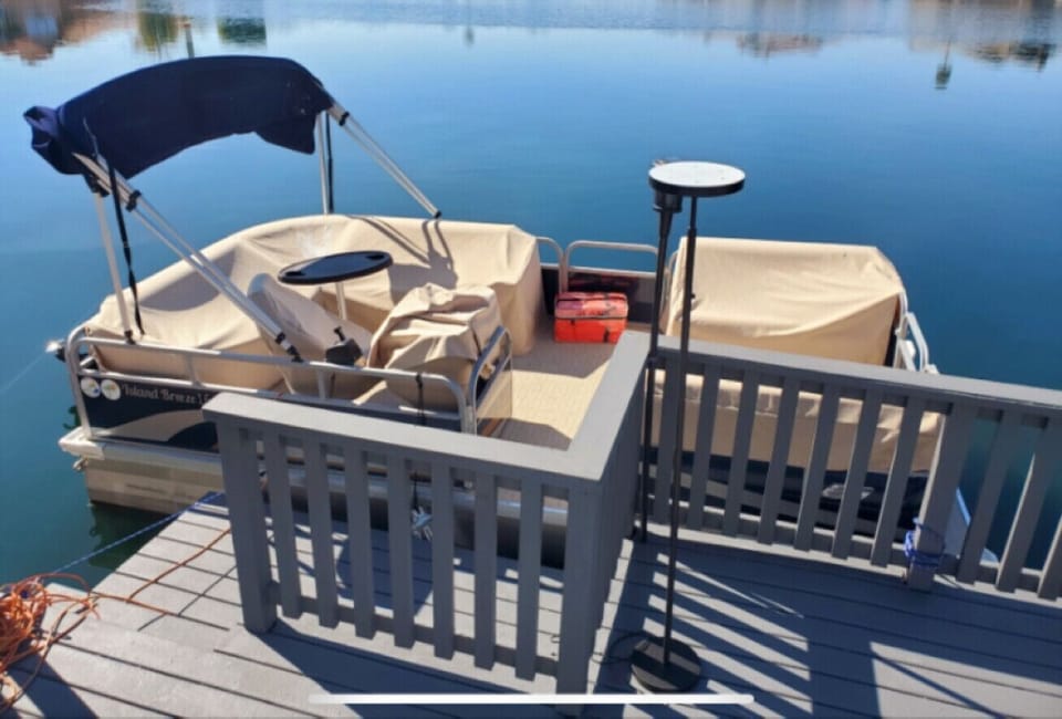 Private - Pantoon boat/dock and fuel included