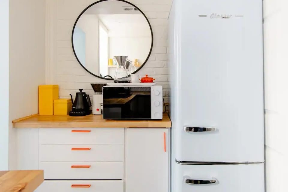A coffee station for pour-over perfection awaits you in our kitchen. ☕🍽️ Whether it's the briskness of the morning, the calm of the afternoon, or the coziness of the evening, you can brew your coffee or tea just the way you like it, quickly and easily.