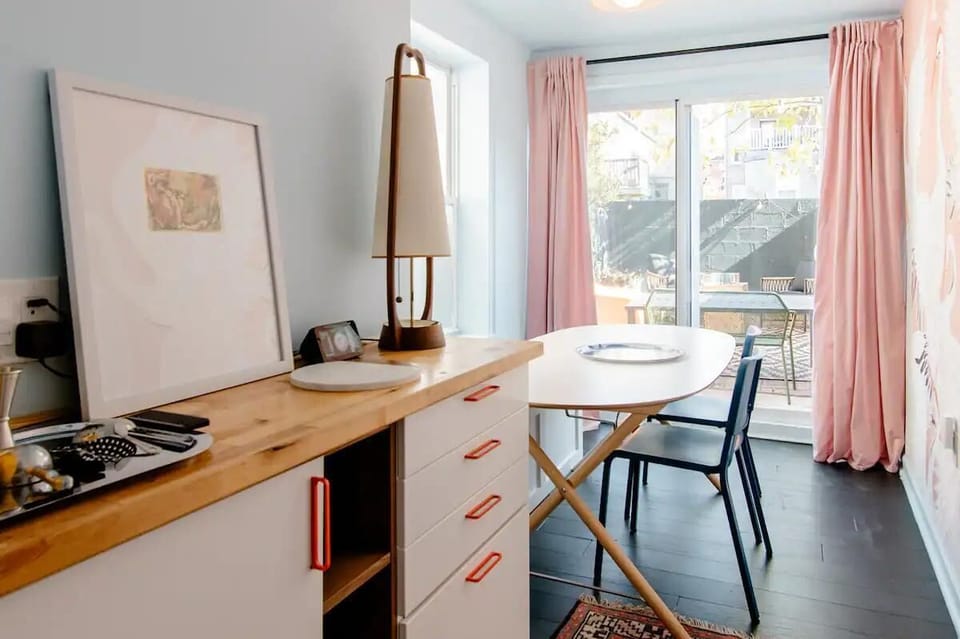 Check out the artwork in our sunlit dining room. 🎨🍽️ Our delightful dining space features a captivating painting by an artist. With a spacious table for 4-6 and the whimsical flamingo wallpaper, this room sets the perfect scene for enjoying meals prepared in the kitchen. Create lasting memories with your loved ones in this inviting and colorful ambiance. 🌞🪴🎨