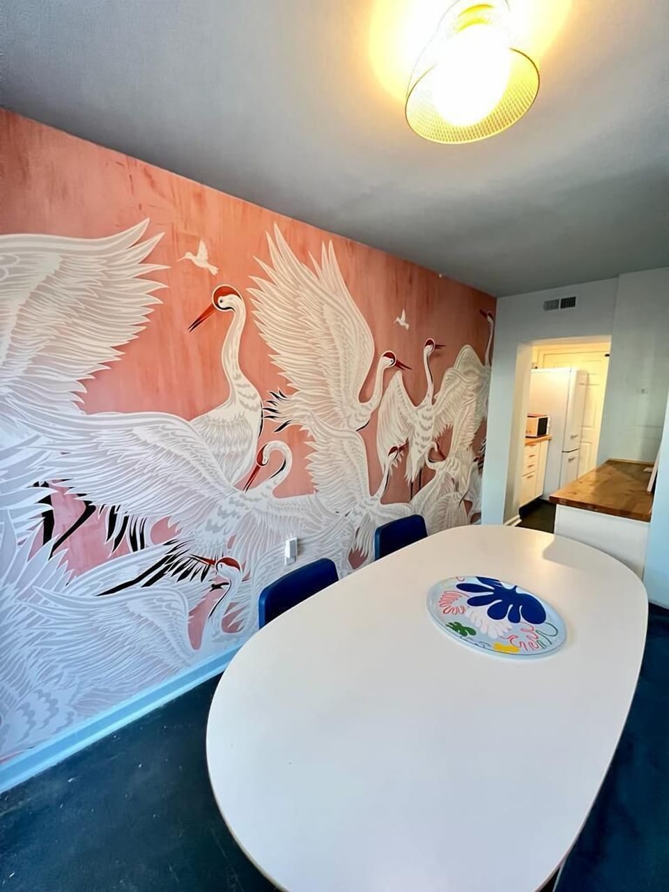 Incredible flamingo wallpaper sets the stage for this inviting dining area. 🌺🍽️✨ With ample seating for 4-6 guests, it's the perfect spot to enjoy a meal together. 