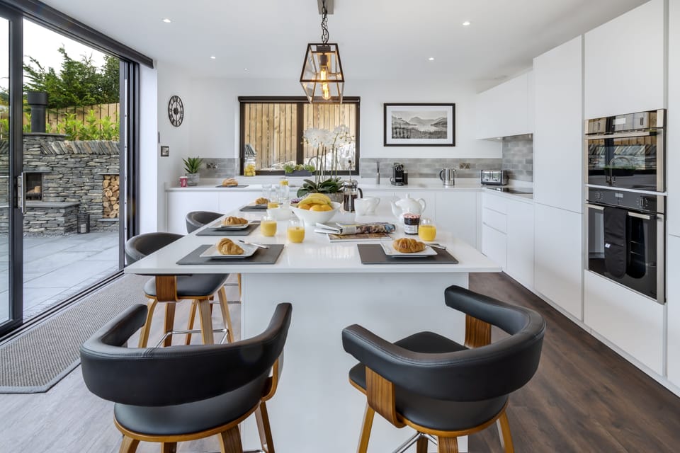 Stylish Kitchen & Breakfast bar / Dining area complete with luxury fittings