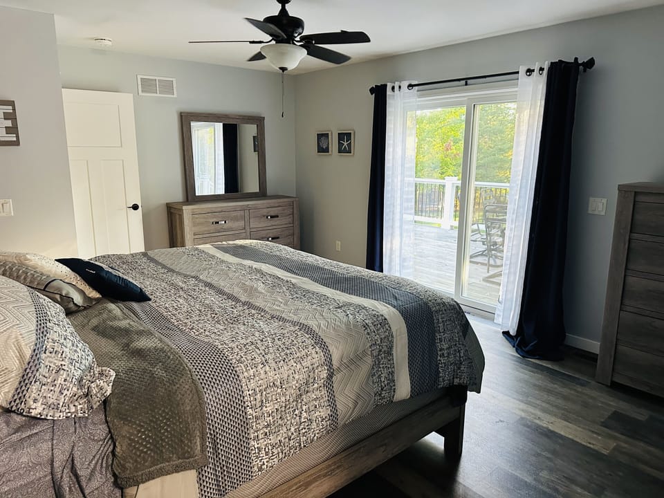 Master bedroom (upstairs access to deck)