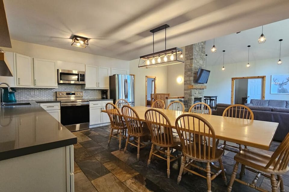 Overview of the kitchen and dining table/seating area