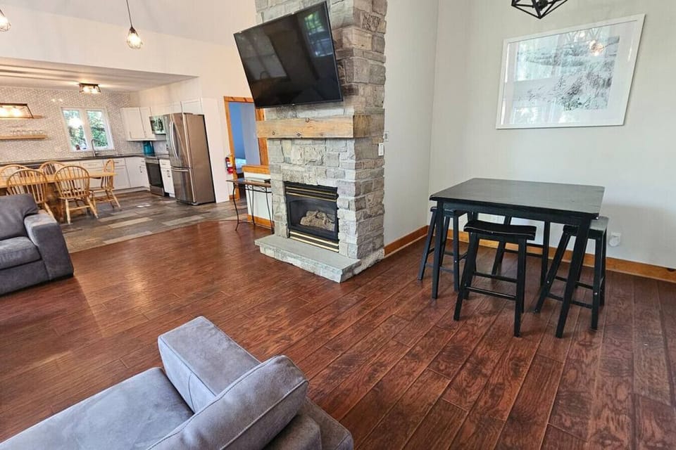 Corner of the main living area with seaprate table and stools suitanble for some quieter work or extra seating for meals if necessary