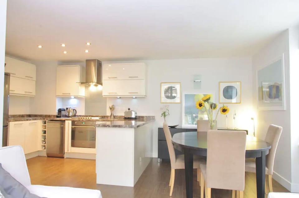 Open plan dining and kitchen area