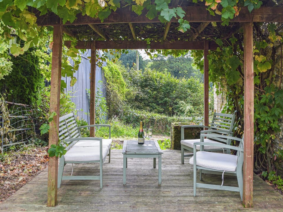 Sitting-out-area | Yr Ysgubor - Neuadd Deg, Carmarthen