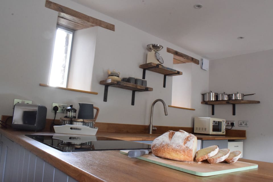 Modern kitchen - cooker, hob, dishwaher, washer/dryer, air fryer, toaster, mwave