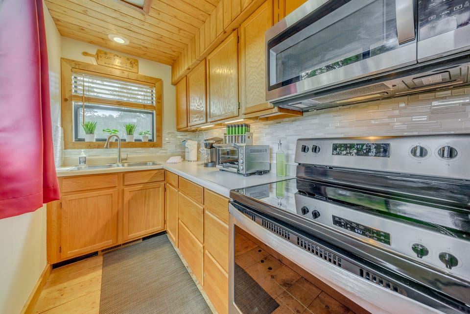 Kitchen | Cooking Basics | Coffee Maker | Paper Towels/Trash Bags Provided
