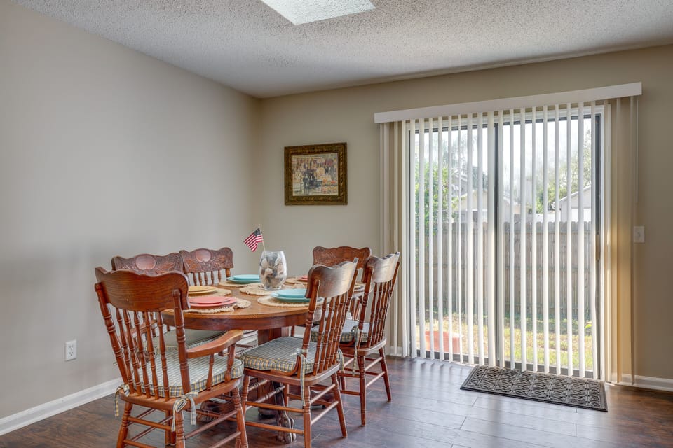 Dining Area | Dishware/Flatware Provided