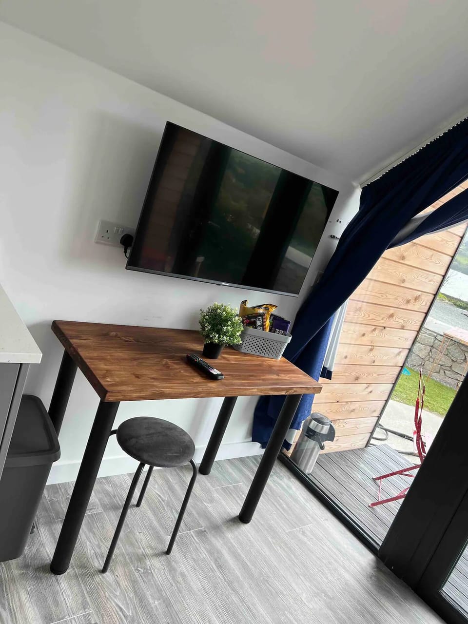 Flatscreen TV with Netflix