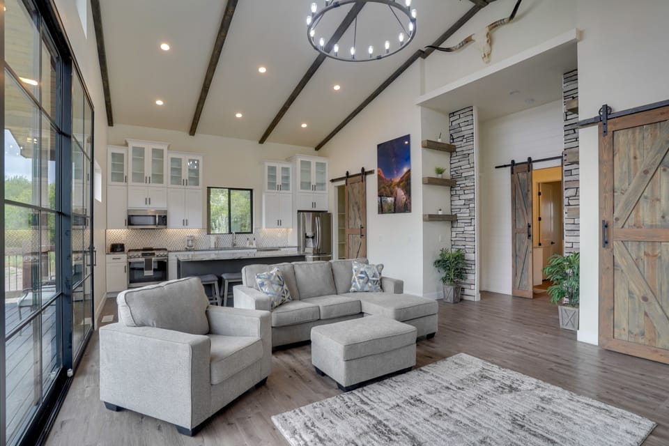 Living Room | Smart TV | Fireplace | Central Heating & A/C | Free WiFi