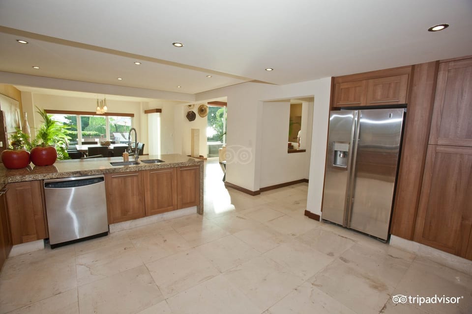 Fully equipped kitchen and laundry room