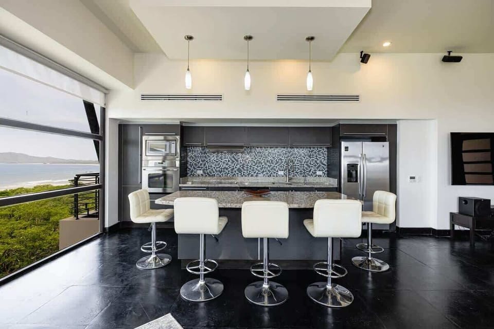 Gourmet kitchen, fully stocked