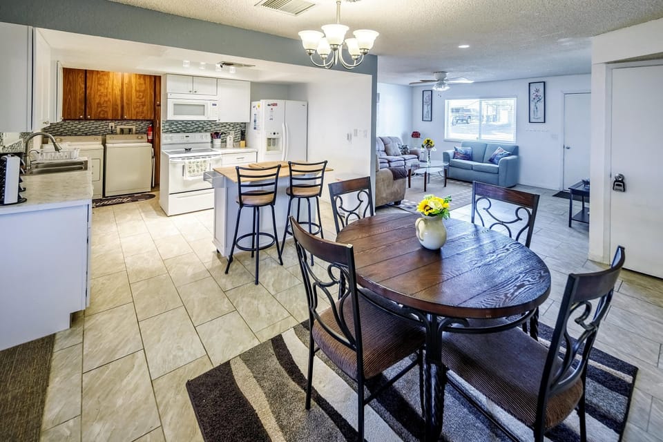 Dinette and Kitchen!