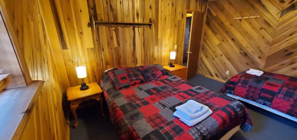 Upstairs Bedroom #2 (1 Queen, 1 Twin Bed)