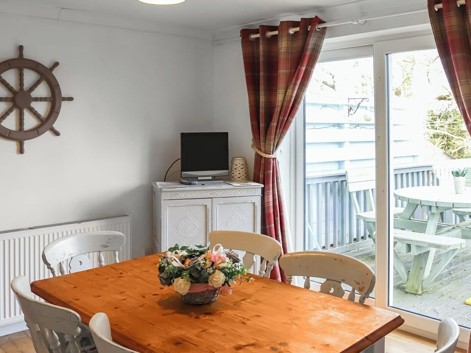 Kitchen/diner | Lon Lwyd Isaf, Pentraeth