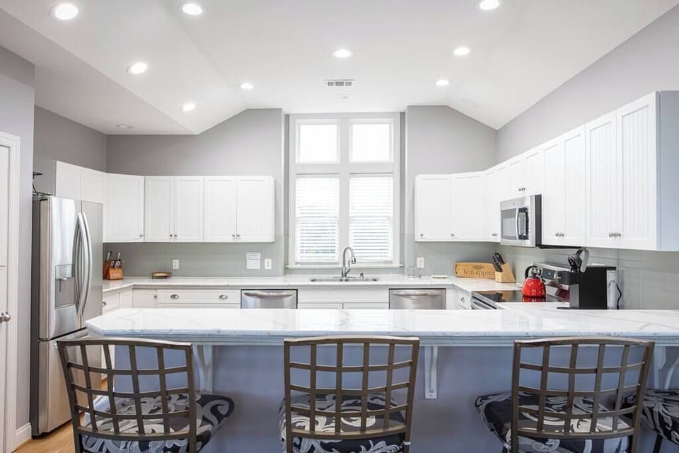 Kitchen w/ Barstools