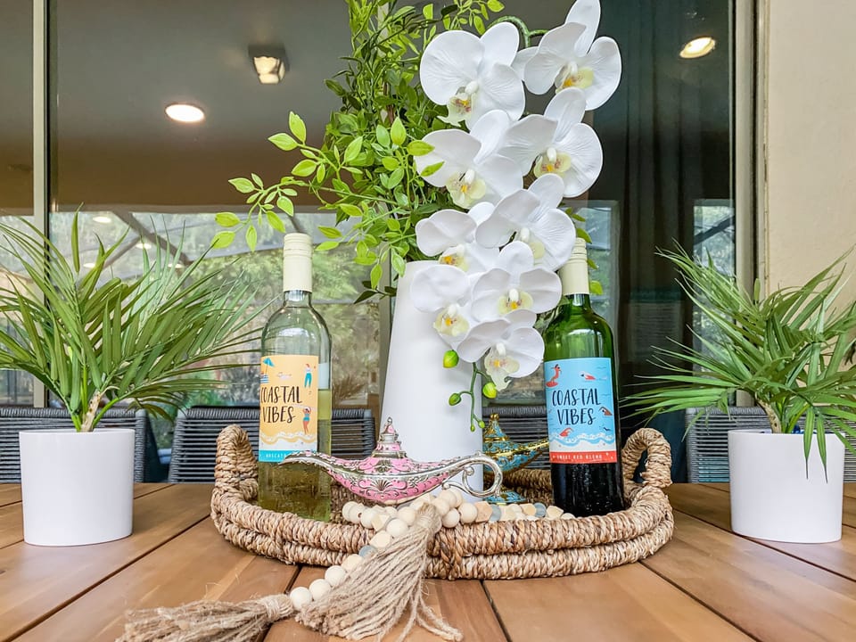 Grab, seat and relax!
(food and beverage is for a visualization only)