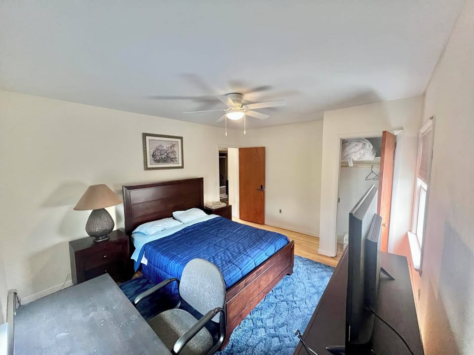 queen bed with roku TV 