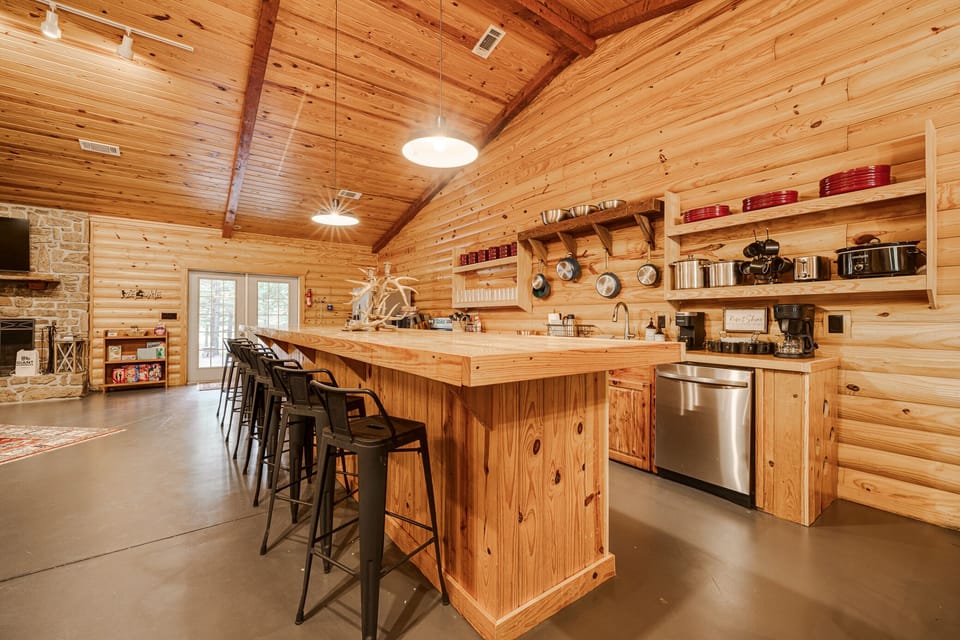 Fully equipped kitchen with both a Keurig Coffee Machine & a regular Coffee Machine