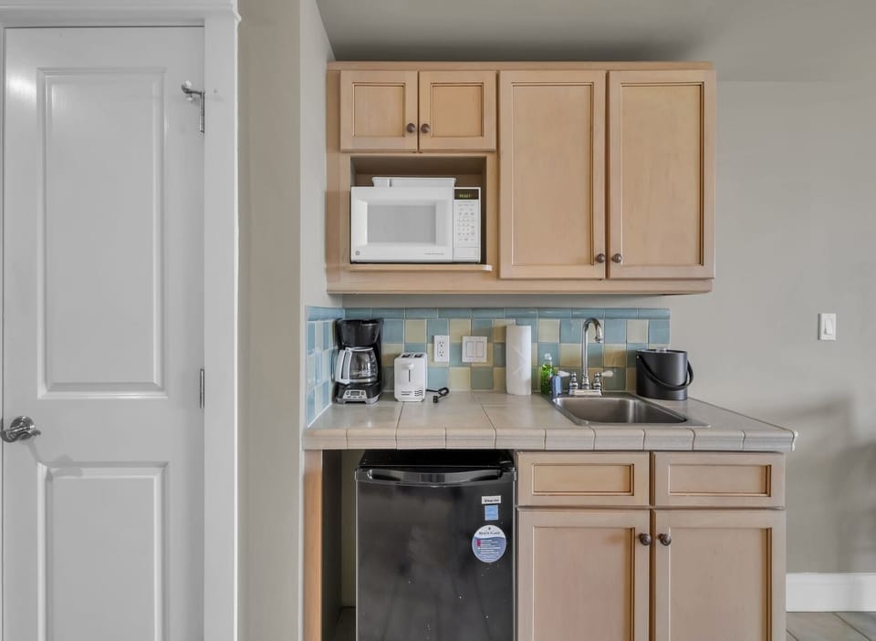 Kitchenette w/Mini Fridge, Toaster & Coffee Pot