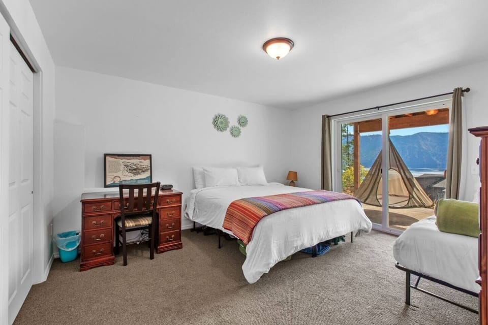 QUEEN AND TWIN ROOM.jpeg