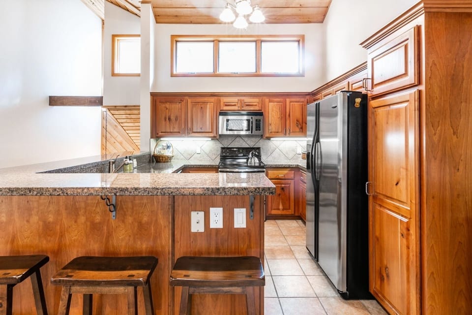 Large Central kitchen with great appliances