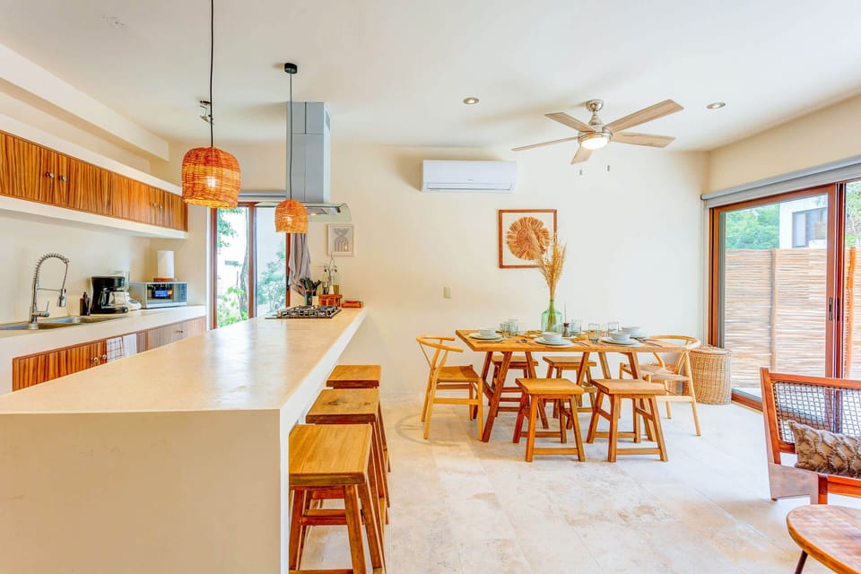 Breakfast bar seating at the kitchen counter with stool seating