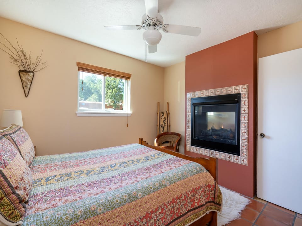Primary Bedroom - Queen Size Bed