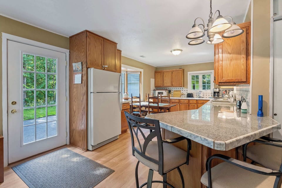 The breakfast bar provides seating for 3