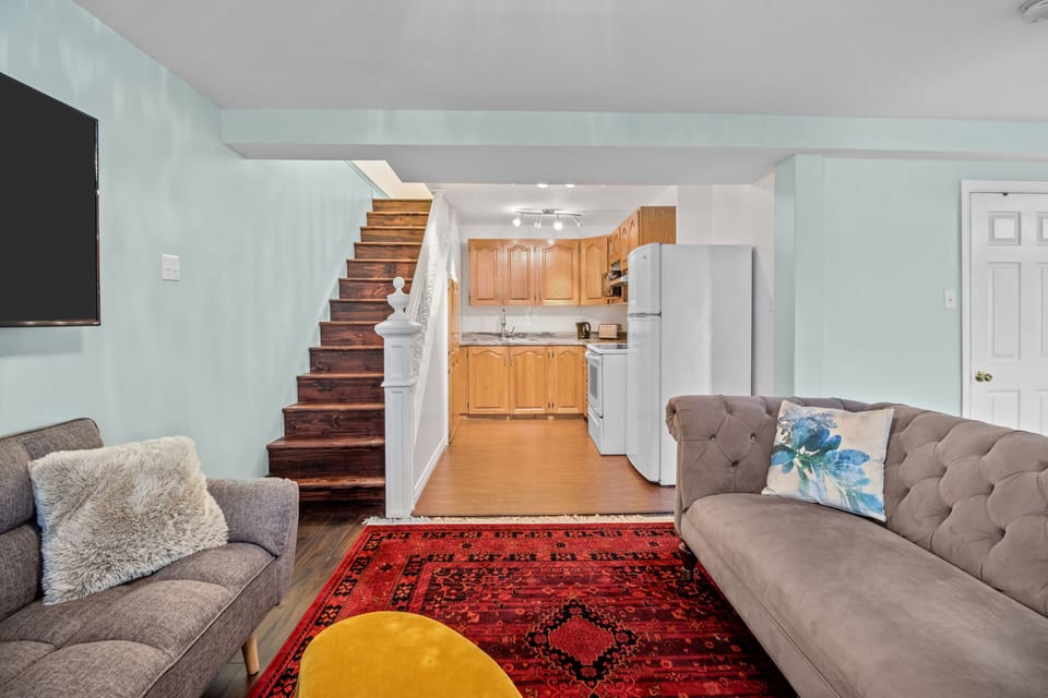 🏠 From comfortable seating to sleek appliances, our stylish home has everything you need for a relaxing stay. The open floor plan connects the inviting living room and well-equipped kitchen, perfect for both unwinding and entertaining. 