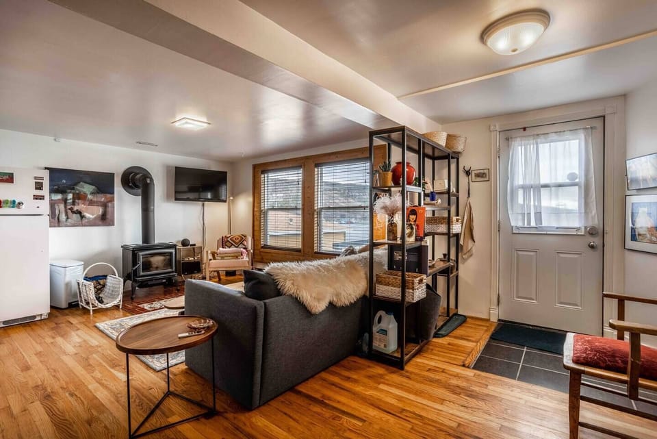Welcome home! 🏡👋 Our warm and inviting foyer sets the tone for your dream getaway 💖❤️ Self-check-in is a breeze, and the adjacent living area awaits your arrival with comfortable seating and endless ocean views 🌅✨