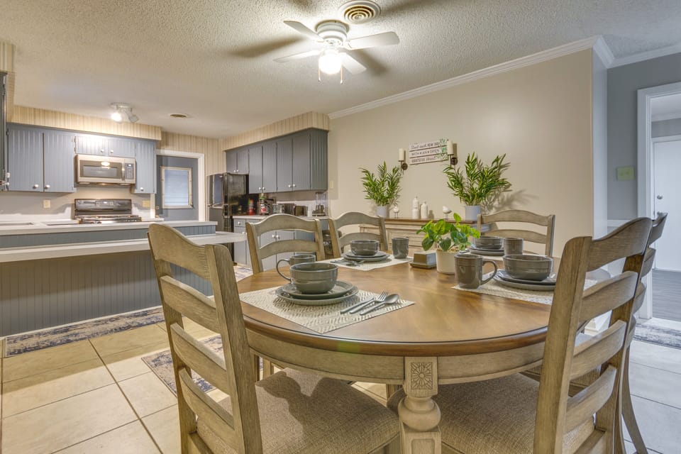 Dining Area | Central Air Conditioning/Heat | Free WiFi