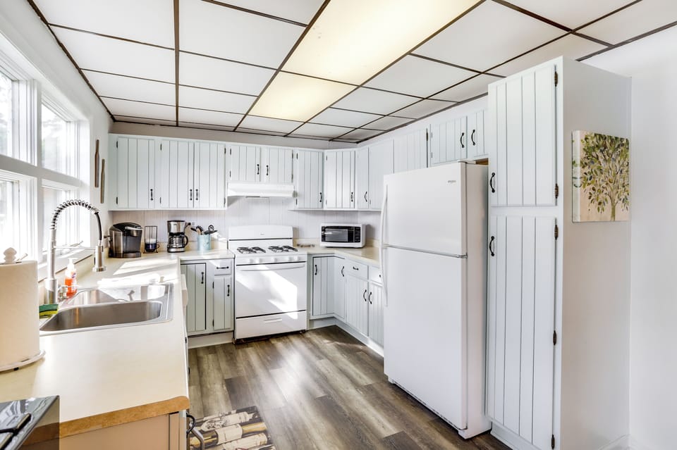 Kitchen | Cooking Basics | Coffee Maker | Paper Towels/Trash Bags Provided